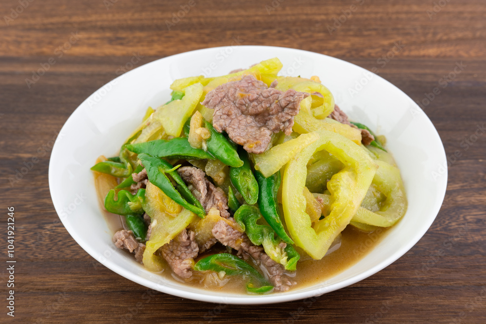 A dish of home-cooked green tomato beef A dish of home-cooked green tomato beef