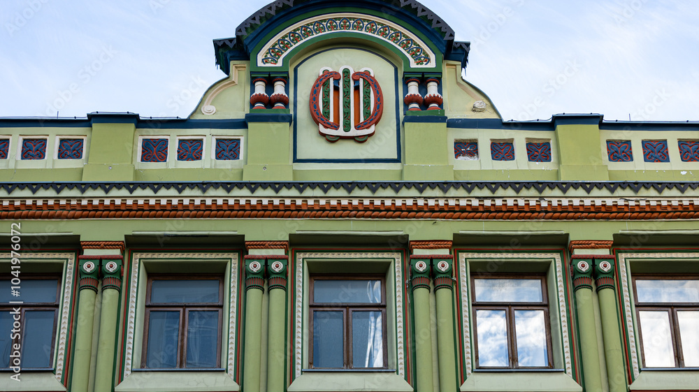 Obraz premium A beautiful green building featuring the word old prominently displayed on it