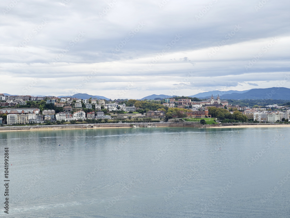 Obraz premium Panorama of San Sebastian seaside from the park Urgull