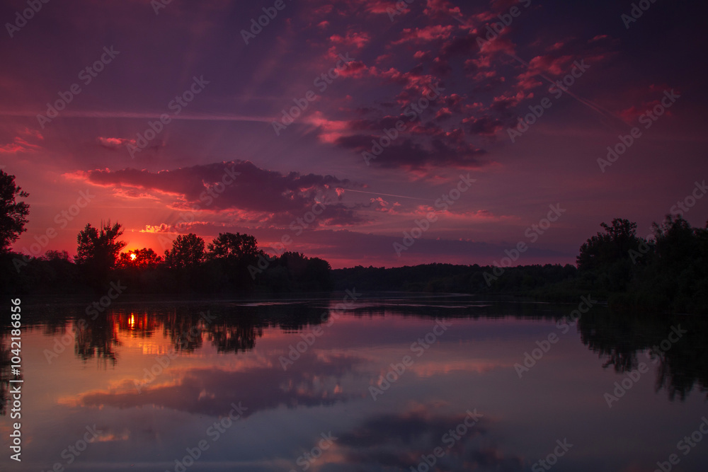 Fototapeta premium Zachód słońca nad rozlewiskiem