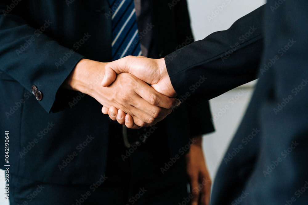Obraz premium Business people agreement concept. Businessman do handshake with another businessman in the office meeting room. uds
