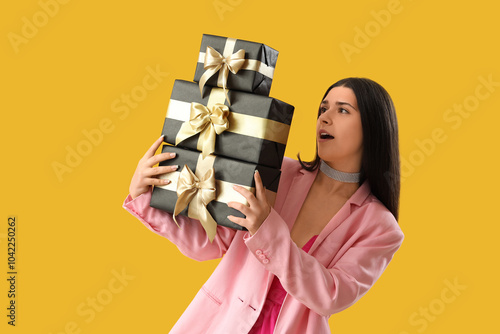Young woman with gifts on y...