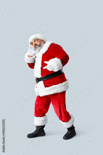 Funny Santa Claus dancing o...