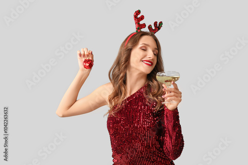 Young woman in reindeer hor...