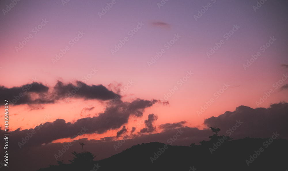 Fototapeta premium Coucher de soleil sur une colline