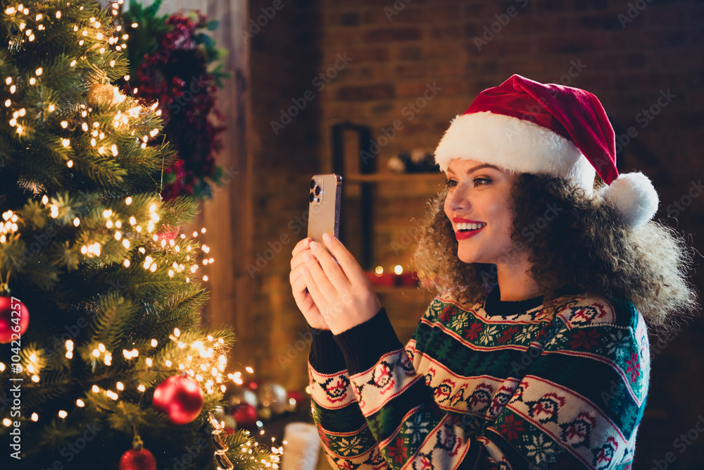 Φωτογραφία Portrait of nice young woman smart phone take picture tree wear sweater new year