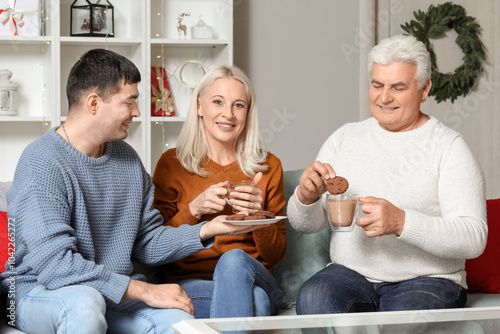 Young man and his parents e...