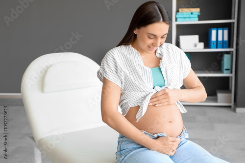 Young pregnant woman with m...