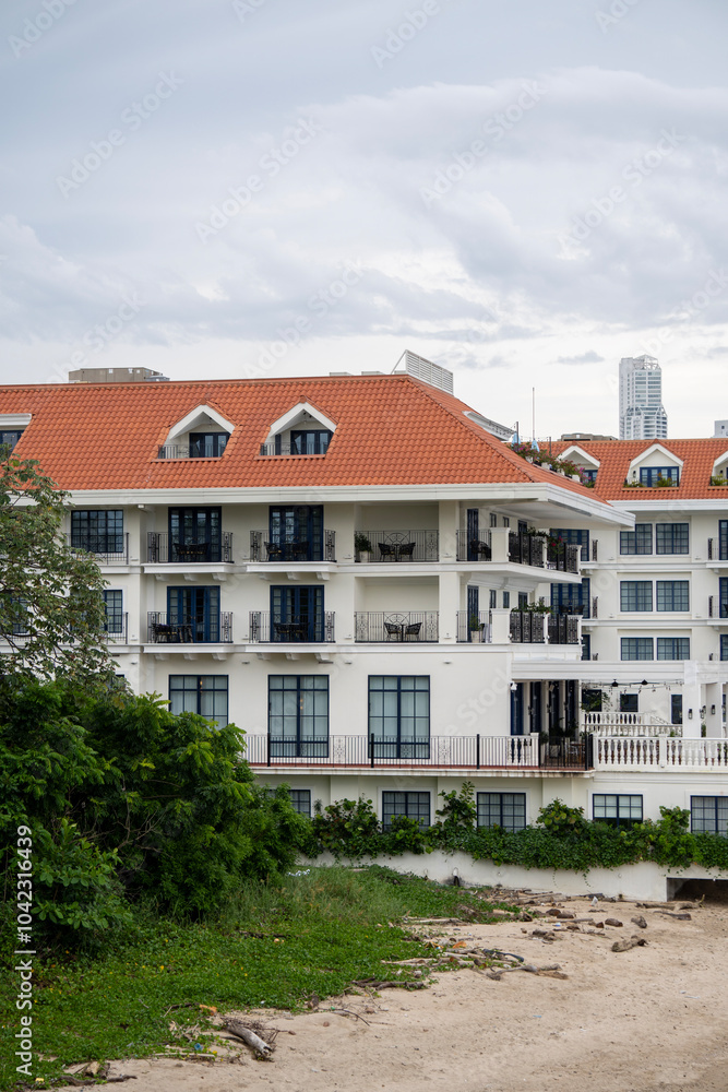Fototapeta premium Hermoso hotel colonial a la orilla de la playa en la ciudad de panamá. 