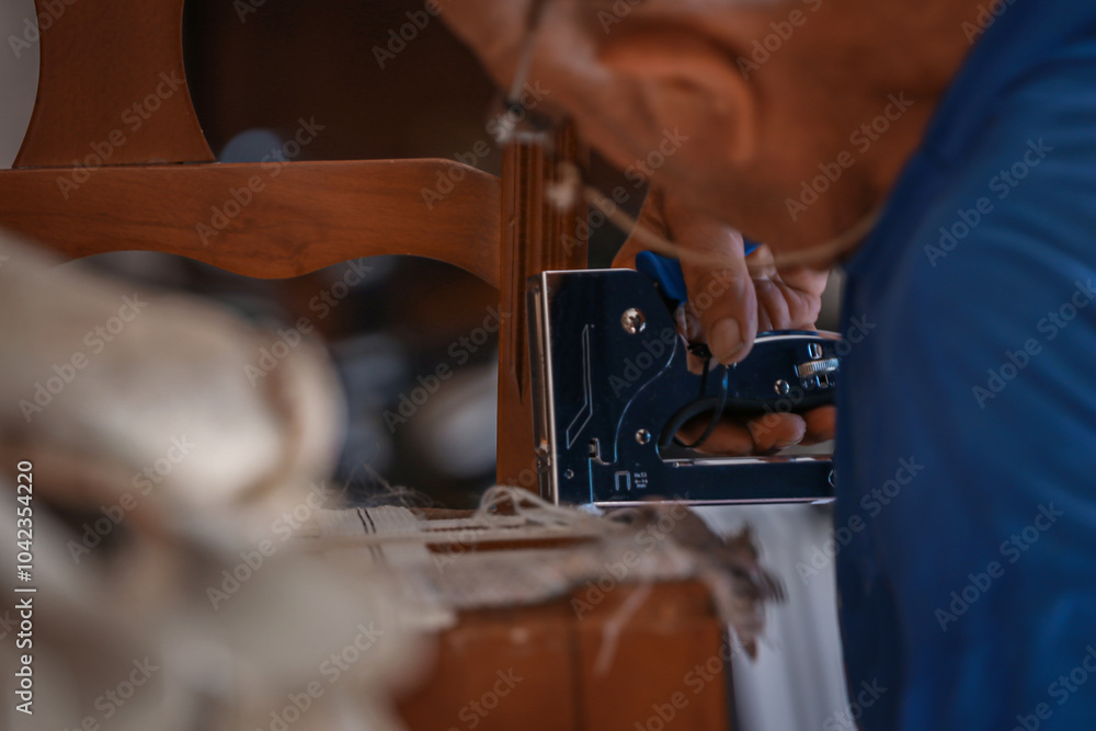 Fotografie upholsterer craftsman working in the workshop
