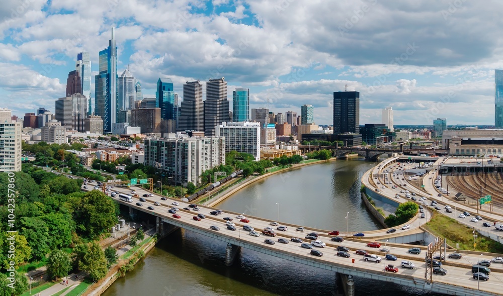 Fototapeta premium Traffic on the Vine St Expressway crossing the Schuylkill River and the downtown city skyline of Philadelphia, Pennsylvania, United States.