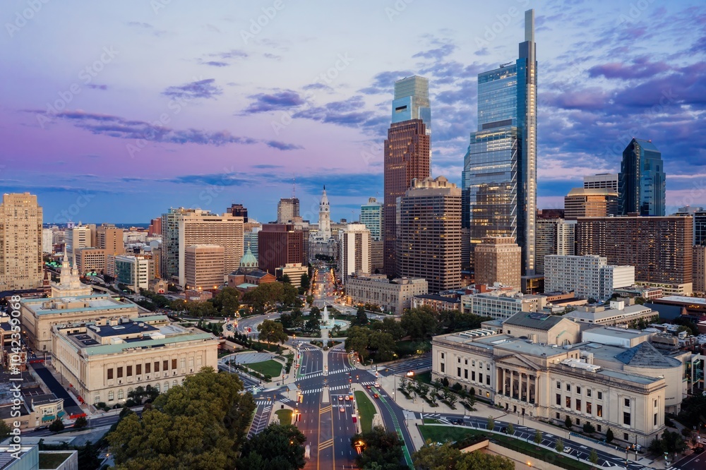 Obraz premium Logan Square and the downtown city skyline of Philadelphia at sunset, Pennsylvania, United States.