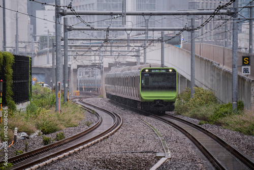 Canvas Print JR Yamanote Line green train on curved elevated urban railway tracks in Tokyo ci