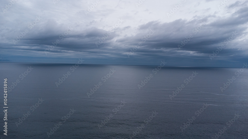 Fototapeta premium Cielo nublado sobre el océano