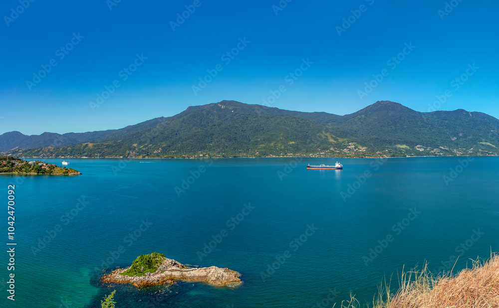 Obraz premium Beautiful panoramic view of Ilhabela island and coast of Sao Sebastiao, tropical island on the Brazilian sea coast during a sunny day of vacation and sightseeing.