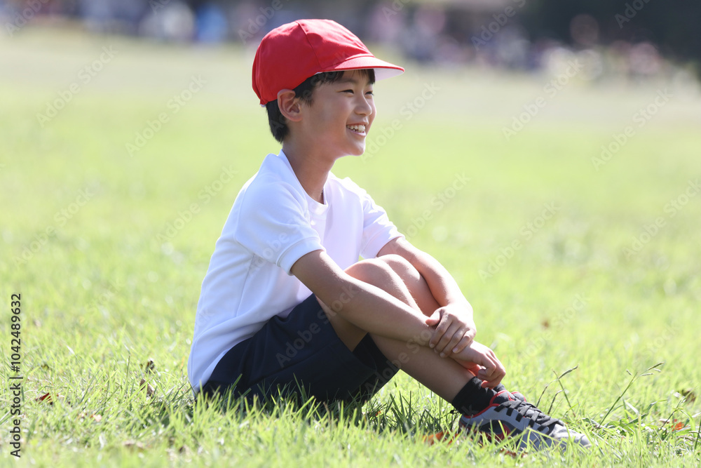 Fototapeta premium 体育座りする男の子