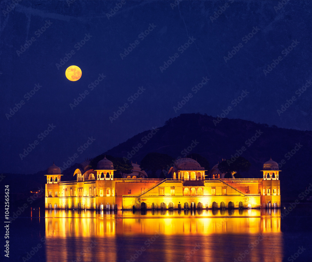 Φωτογραφία Vintage retro hipster style travel image of Rajasthan landmark - Jal Mahal (Water Palace) on Man Sagar Lake at night in twilight with grunge texture overlaid