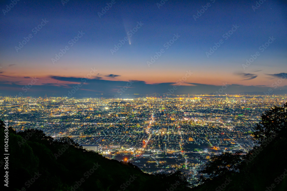 Obraz premium 紫金山アトラス彗星と大阪の夜景 広角