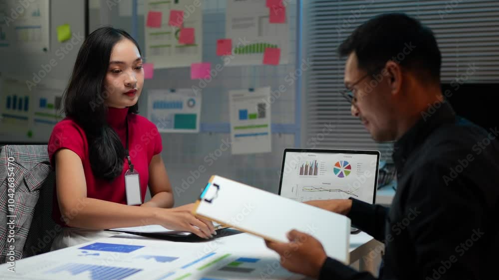 Business idea Team of male and female businessmen, supervisors, advisory team talking Discuss calculations about charts and graphs showing the growth of investment results in finance and management. Business idea Team of male and female businessmen, supervisors, advisory team talking Discuss calculations about charts and graphs showing the growth of investment results in finance and management.