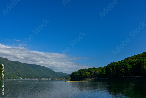 湖岸から見た秋の木崎湖