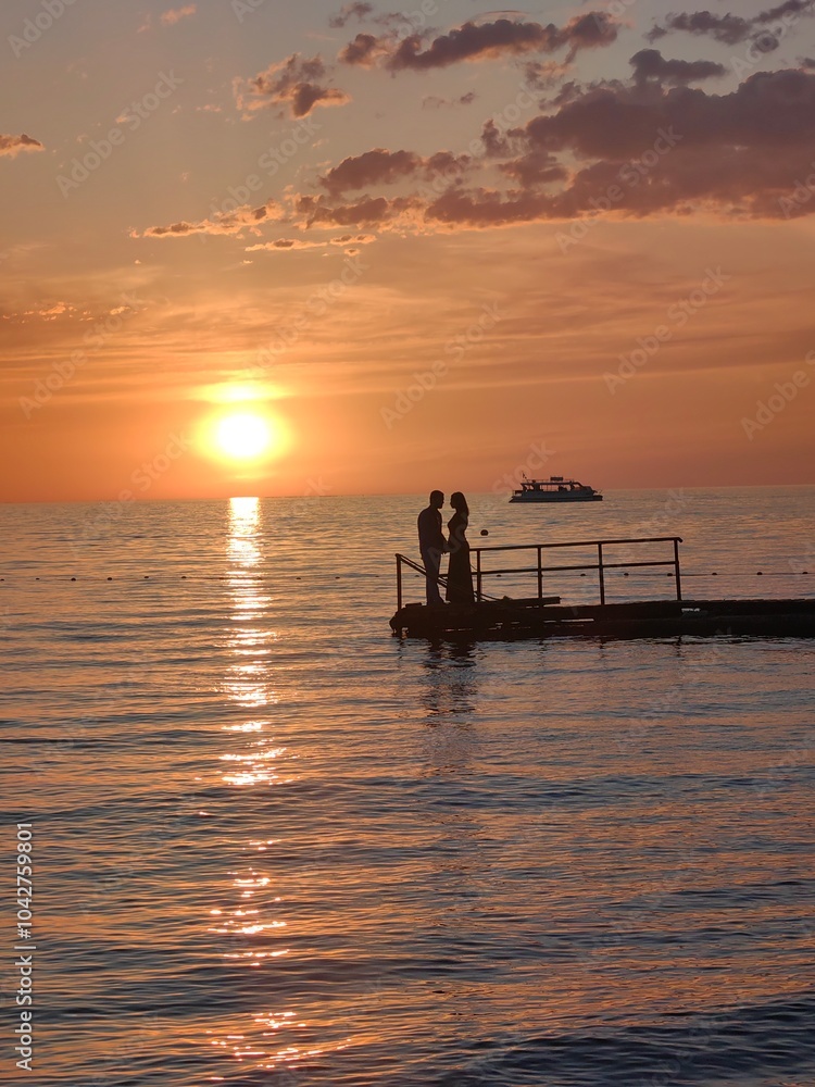 Fototapeta premium Sea sunset with lovers