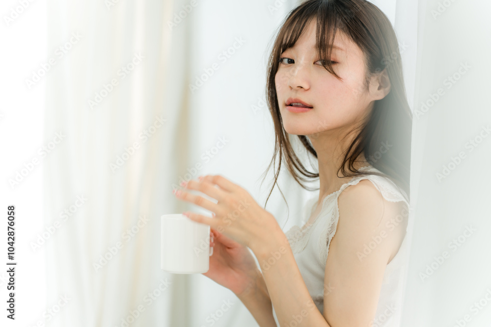 朝、家で白湯・コーヒー・ホットドリンク・カフェオレ・カフェラテを飲む笑顔のアジア人女性
朝、家で白湯・コーヒー・ホットドリンク・カフェオレ・カフェラテを飲む笑顔のアジア人女性