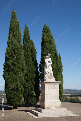 Statue de la Vierge Marie tenant Jésus dans ses bras sur une place du village d'Auvillar photo