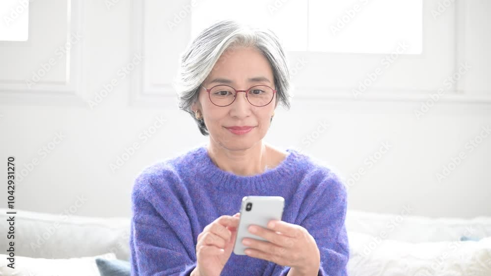 スマホを持って操作する(検索、タップ)画面を見るグレイヘアの高齢者のイメージの動画 スマホを持って操作する(検索、タップ)画面を見るグレイヘアの高齢者のイメージの動画