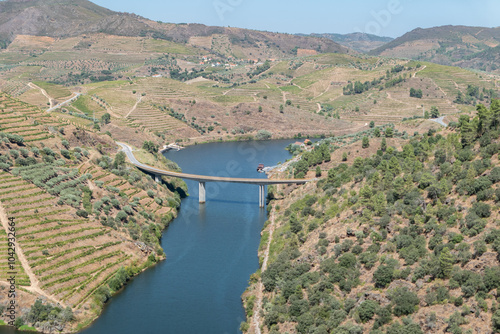 Ponte e cais da Brunheda ao fundo do sinuoso rio Tua, um encontro encantador de natureza e arquitetura em Trás-os-Montes, Portugal photo