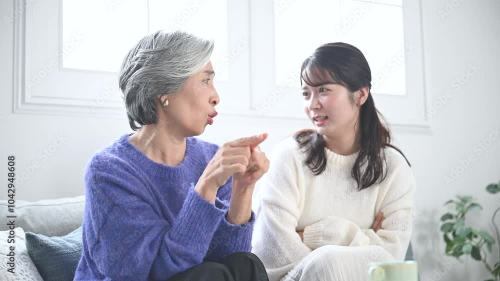 リビングで喧嘩する親子　母親と娘のイメージの動画　ケンカで言い合いになる