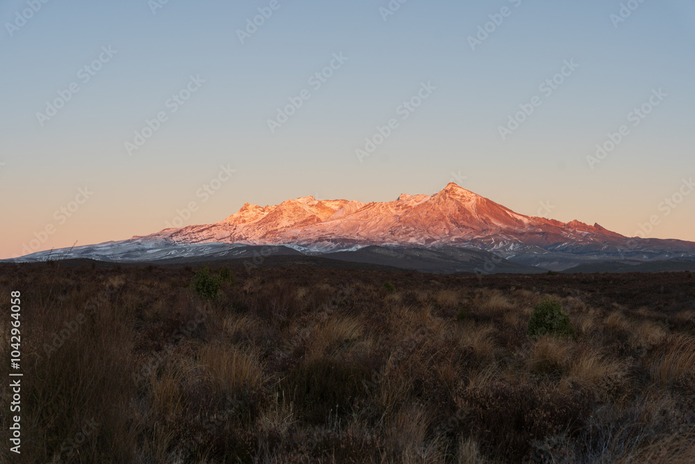Obraz premium Panoramic view of Mount Ruapehu, New Zealand at dawn