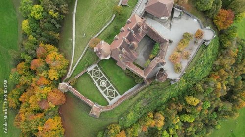 Vue aérienne panoramique du château de Guyères, fort médiéval historique dans une vallée de montagne et colline,  Alpes, Suisse, Europe