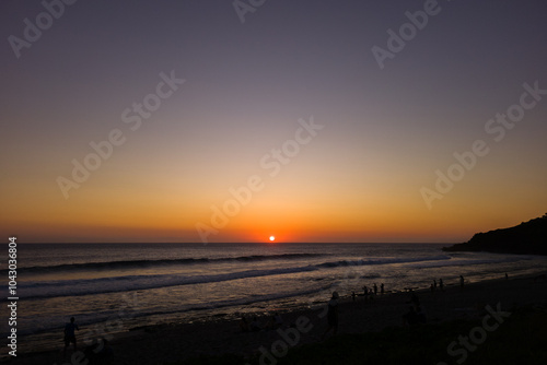 un coucher de soleil sur l'ocean indien au moment ou le soleil rejoint la ligne d'horizon au crepuscule