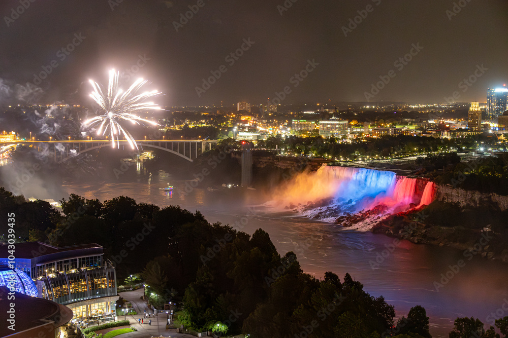 Fototapeta premium Feuerwerk über den Niagarafällen
