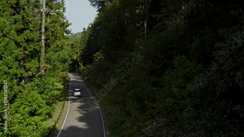 ドローン映像：山の奥にある、大きな湖