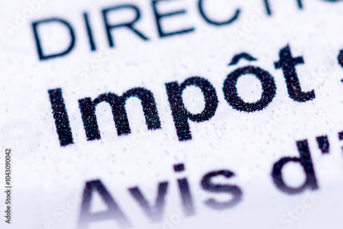 Fotografie Gros plan du mot impôt sur un avis d'imposition sur le revenu envoyé par la di