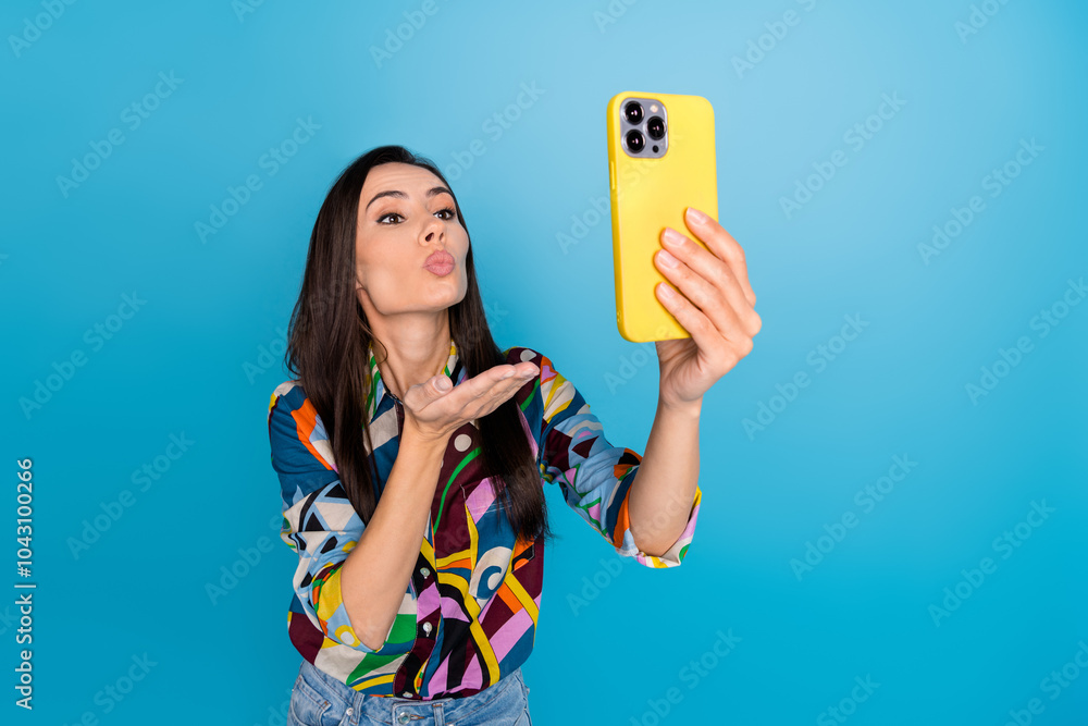 Φωτογραφία Photo of attractive young woman hold device selfie send air kiss dressed stylish