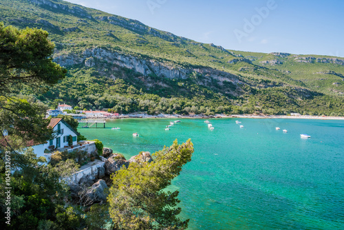 Fotografia Landscape with trees, house and recreational boats on Portinho da Arrábida beach