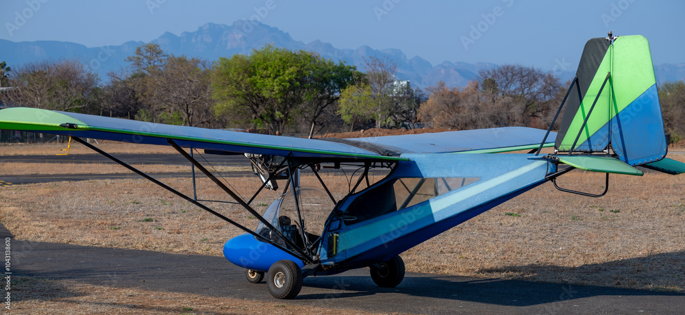 Ultraleichtflugzeug beim Start auf der Landebahn und Startbahn in Hoedspruit Südafrika