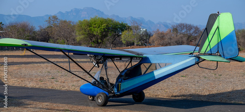 Obraz na płótnie Ultraleichtflugzeug beim Start auf der Landebahn und Startbahn in Hoedspruit Südafrika w salonie
