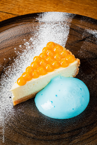 Fotografía vegan cheesecake with spirulina cream