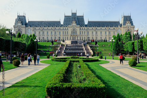 Tablou pe pânză Exploring Iasi Romania\'s lush greenery and stunning architecture