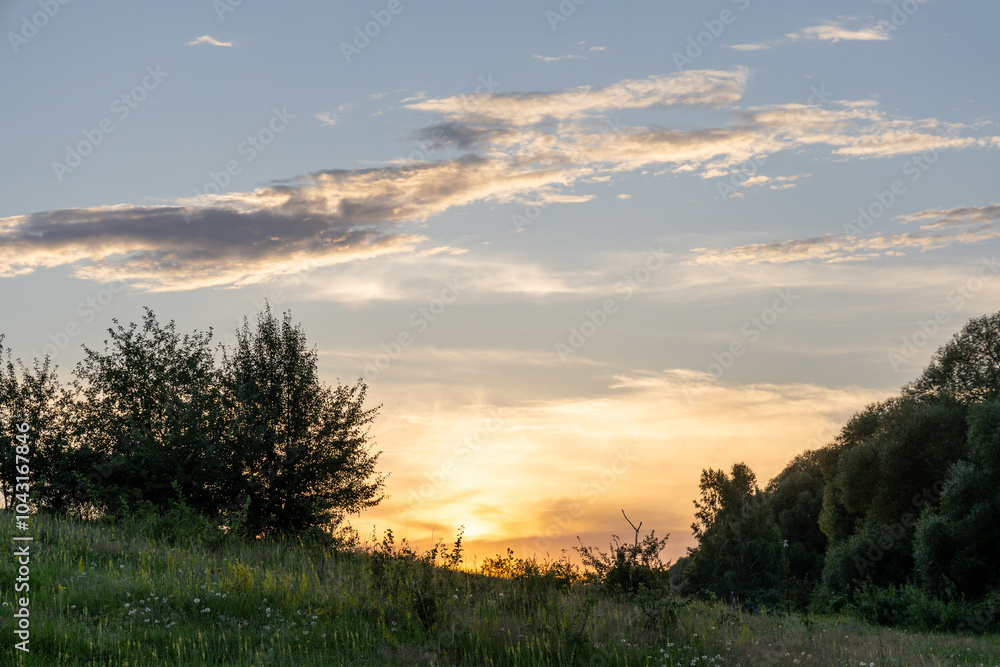 Obraz premium A bright sunset on a summer evening