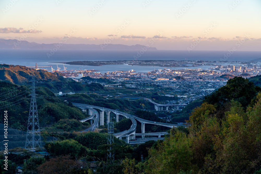 Obraz premium A photo of Shizuoka city in the evening with dramatic sunset light (japan)