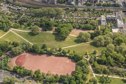 Luftbild vom inneren Grüngürtel mit Sportanlagen und Wegen. Kleingärten im Hintergrung an der Bahnlinie. photo