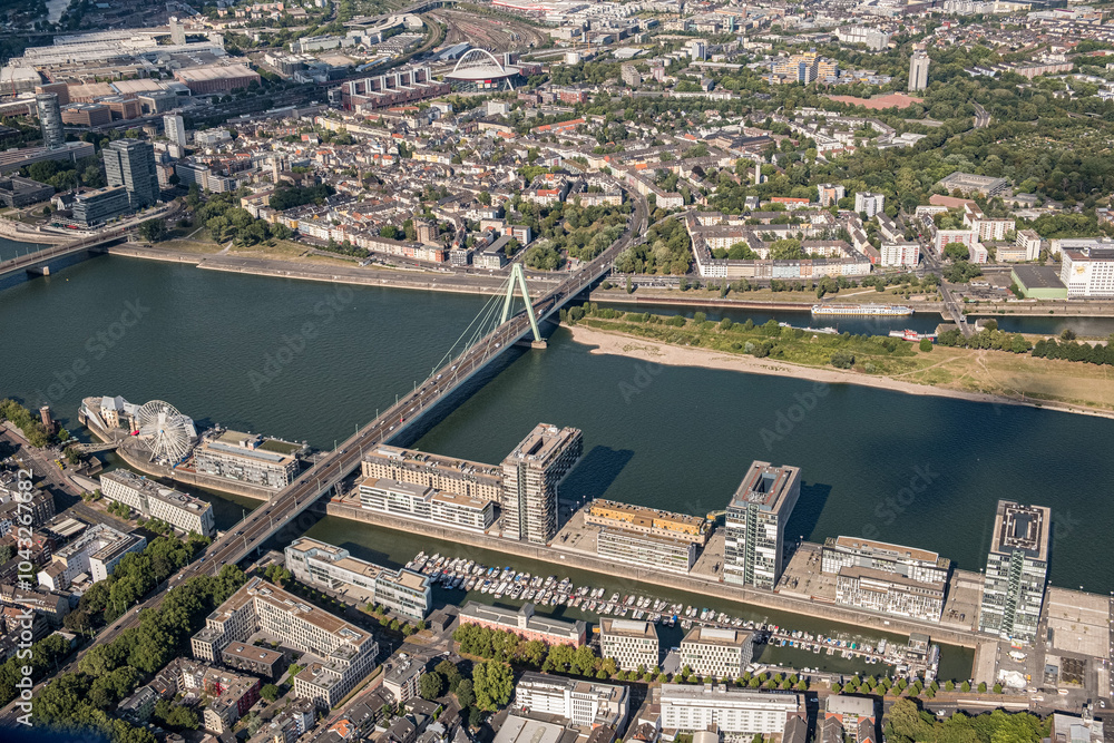 Obraz premium Das Gelände der alten Kölner Werft das Heute die Krahnhäuser als neue Landmarken an der Severinsbrücke.