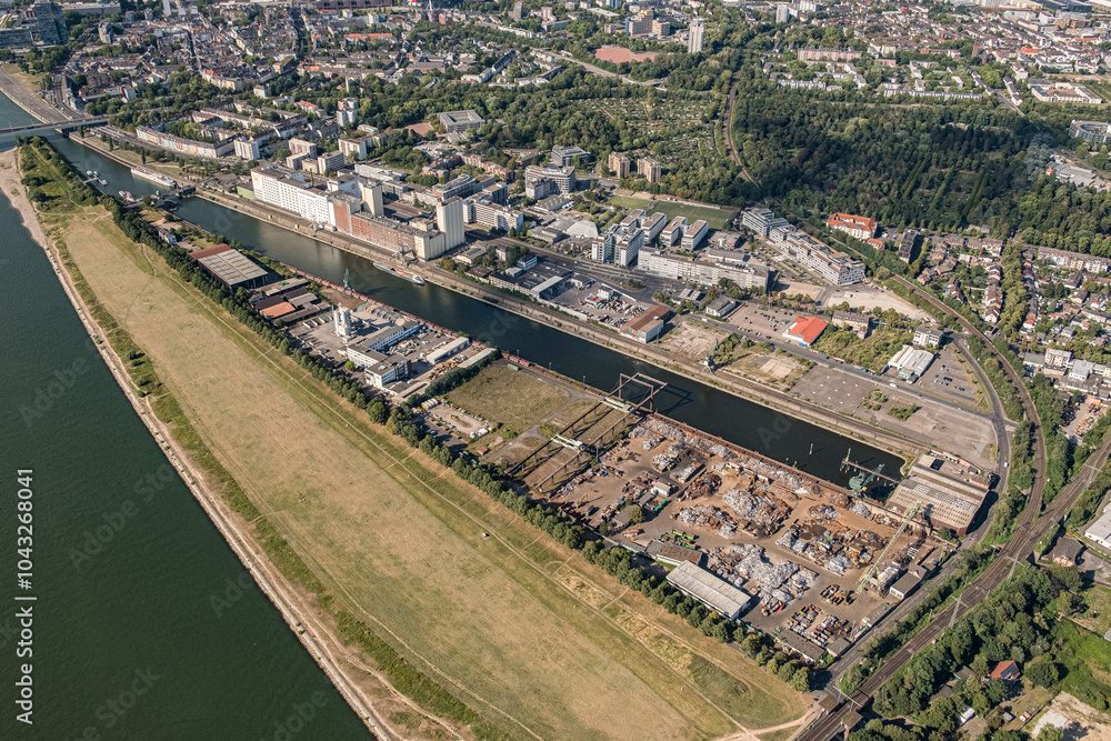 Fototapeta premium Der Deutzer Hafen ist ein rechtsrheinischer Kölner Hafen mit gewerblicher Nutzung und Güterumschlag im Kölner Stadtteil Deutz. Er soll in den kommenden Jahren komplett Neugestaltet werden.