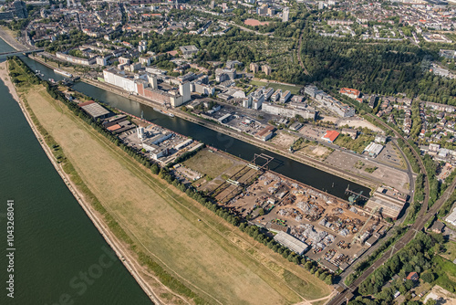 Der Deutzer Hafen ist ein rechtsrheinischer Kölner Hafen mit gewerblicher Nutzung und Güterumschlag im Kölner Stadtteil Deutz. Er soll in den kommenden Jahren komplett Neugestaltet werden.