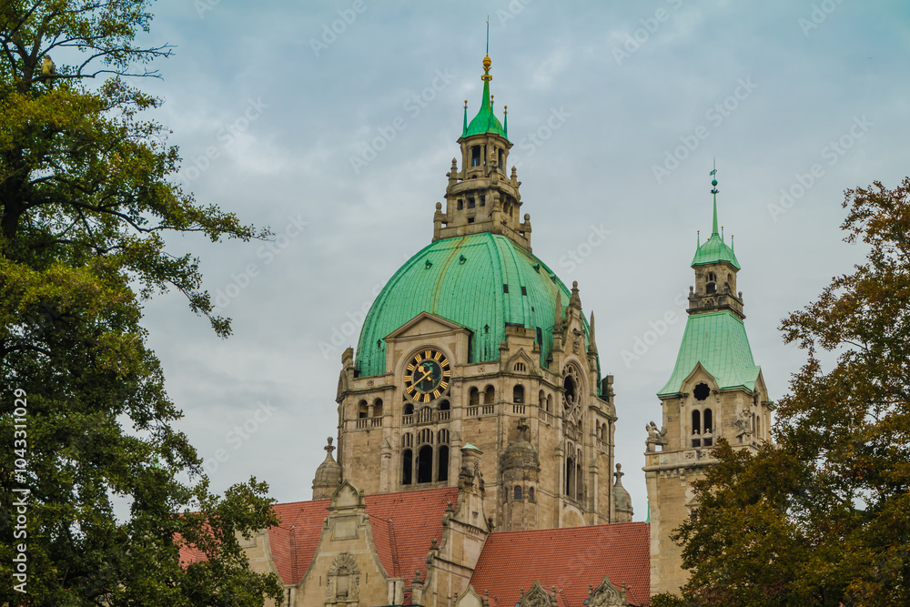 Fototapeta premium Hannovers prächtiges Rathaus am Maschpark