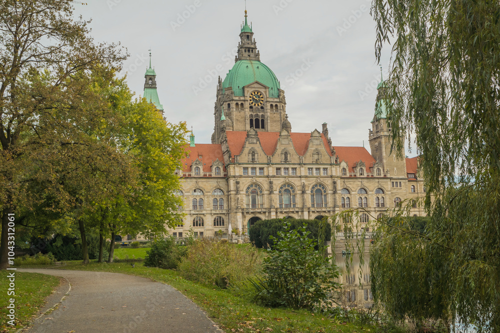 Obraz premium Hannovers prächtiges Rathaus am Maschpark